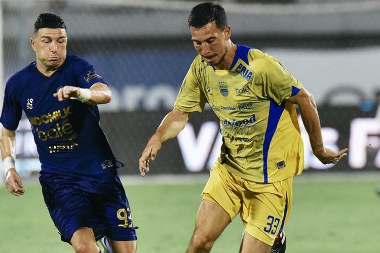 Aksi bintang Persib Bandung Thom Haye yang dikawal pemain Persita Tangerang Andrejic Aleksa dalam laga pekan ketujuh Super League 2025-2026, Sabtu (27/9/2025) di Stadion Kapten I Wayan Dipta, Gianyar, Bali. 