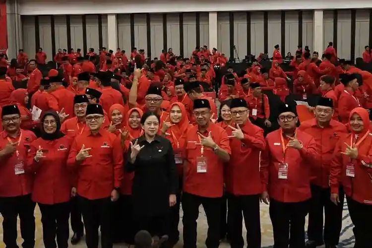 Jajaran pengurus DPC PDIP dalam Forum Konferensi Daerah (Konferda) dan Konferensi Cabang (Konfercab) PDIP 35 kabupaten/kota yang digelar di Semarang, Sabtu (27/12/2025). Dewan Pimpinan Cabang (DPC) PDI Perjuangan Kabupaten Banyumas resmi menetapkan susunan pengurus masa bakti 2025 - 2030. 