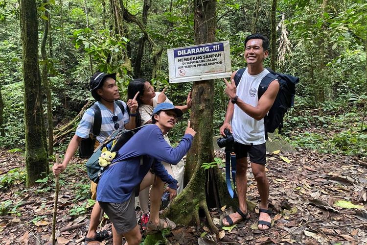 Papan pemberitahuan di jalur pendakian menuju Air Terjun Proklamator di Tanah Datar, Sumatera Barat. 