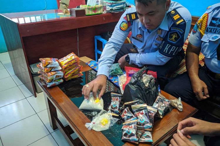 Petugas sipir berhasil menggagalkan upaya penyelundupan obat terlarang untuk seorang narapidana di Lembaga Pemasyarakatan (lapas) Kelas IIB Cilacap, Jawa Tengah, Senin (13/12/2021).