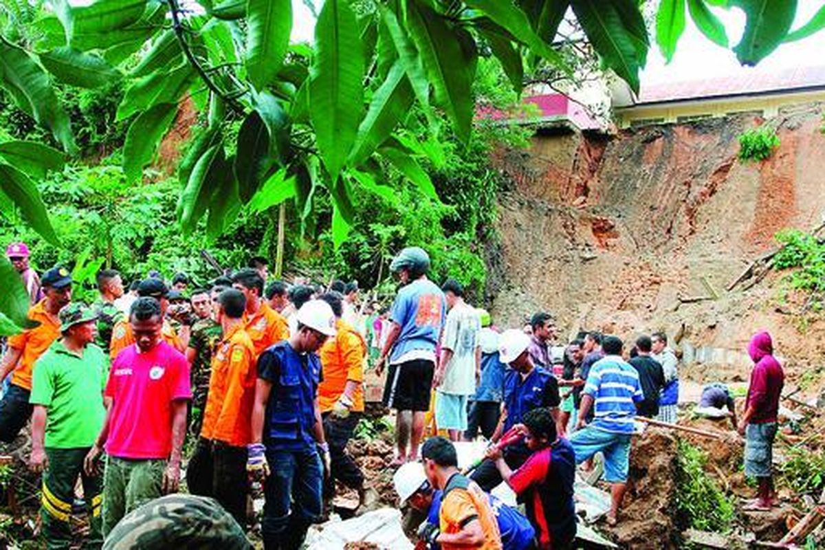 Tanah longsor menimbun dua rumah di RT 3 RW 4 Kelurahan Karang Panjang, Kecamatan Sirimau, Ambon, Maluku, Selasa (19/6). Dari 14 orang yang berada di dalam rumah yang tertimbun,  2 orang ditemukan selamat, 7 orang tewas, dan 5 orang lainnya masih dicari. Longsor terjadi setelah hujan deras sekitar satu jam pada Selasa dini hari. 