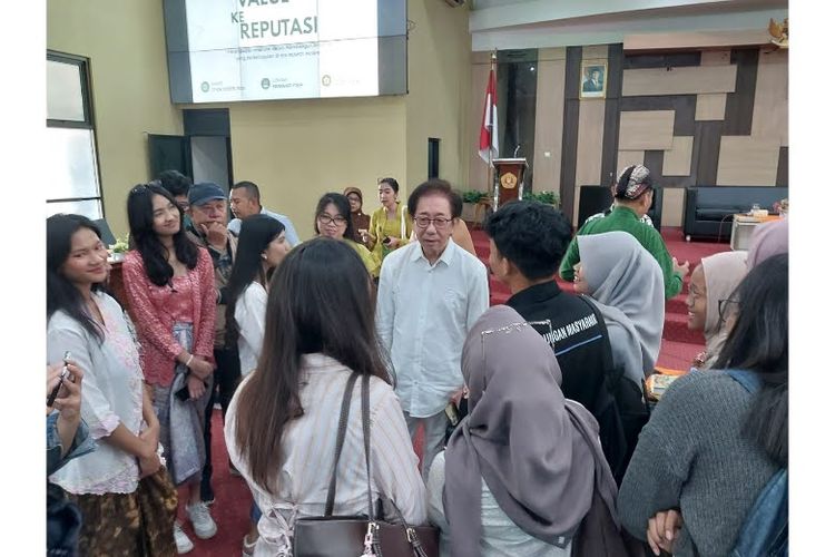 Para mahasiswa berdialog langsung dengan Irwan Hidayat seusai kuliah umum. Ia berpesan agar generasi muda membangun masa depan dengan nilai dan akal budi