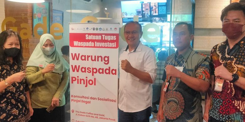 Ketua SWI OJK Tongam L. Tobing (baju putih) saat membuka Warung Waspada Pinjol di The Gade Coffee and Gold Kebon Sirih, Jakarta, Jumat (16/9/2022).