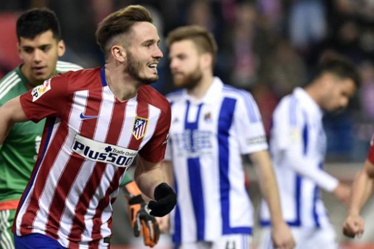 Gelandang Atletico Madrid, Saul Niguez, melakukan selebrasi setelah mencetak gol ke gawang Real Sociedad dalam lanjutan La Liga di Vicente Calderon, Selasa (1/3/2016).