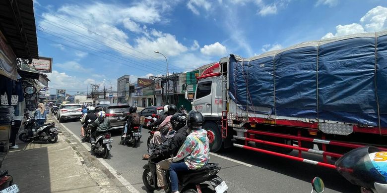 Truk sumbu tiga dan beberapa angkutan barang lainnya memadati arus lalu lintas di wilayah Cinunuk, Kabupaten Bandung, Jawa Barat pada Minggu (16/4/2023). Pada libur idul Adha 2023, pemerintah kembali akan melakukan pembatasan angkutan barang. 