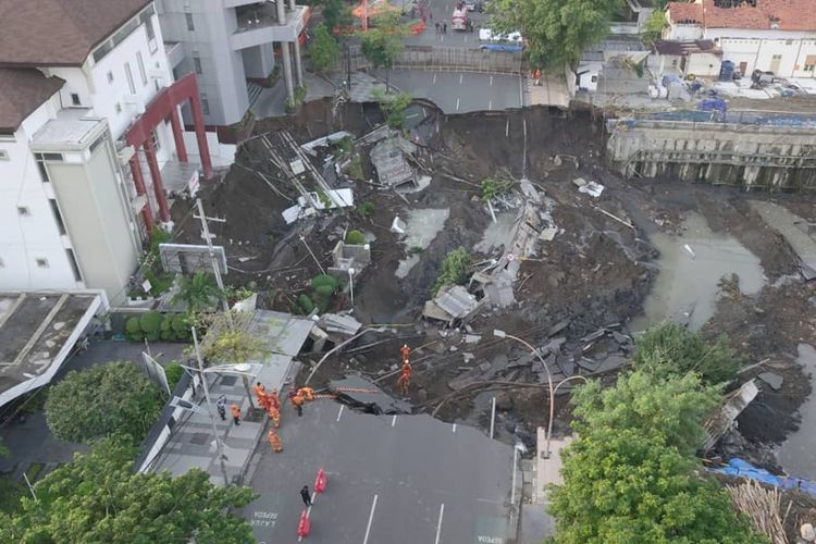 Sebagian badan jalan raya Gubeng, Surabaya, mendadak ambles pada Selasa (18/12/2018) malam.