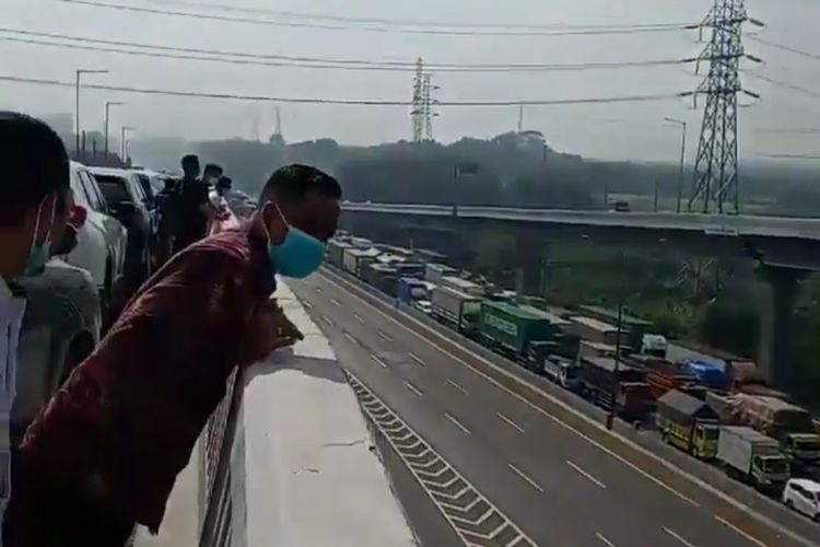 Kemacetan Jalan Tol Jakarta-Cikampek, Kamis (23/9/2021)