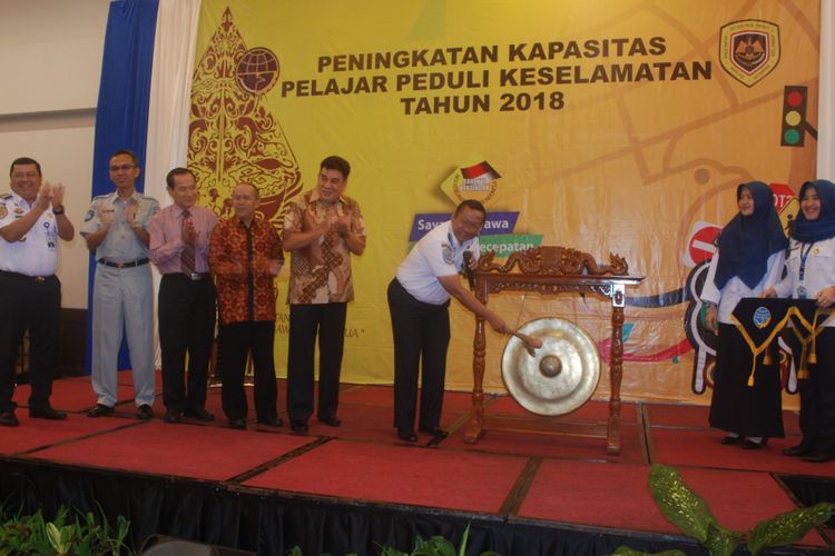 Direktur Jenderal Perhubungan Darat Kementerian Perhubungan Budi Setiyadi saat membuka kegiatan Peningkatan Kapasitas Pelajar Peduli Keselamatan 2018, di Padjadjaran Suite Hotel BNR, Bogor, Jawa Barat, Selasa (27/2/2018).