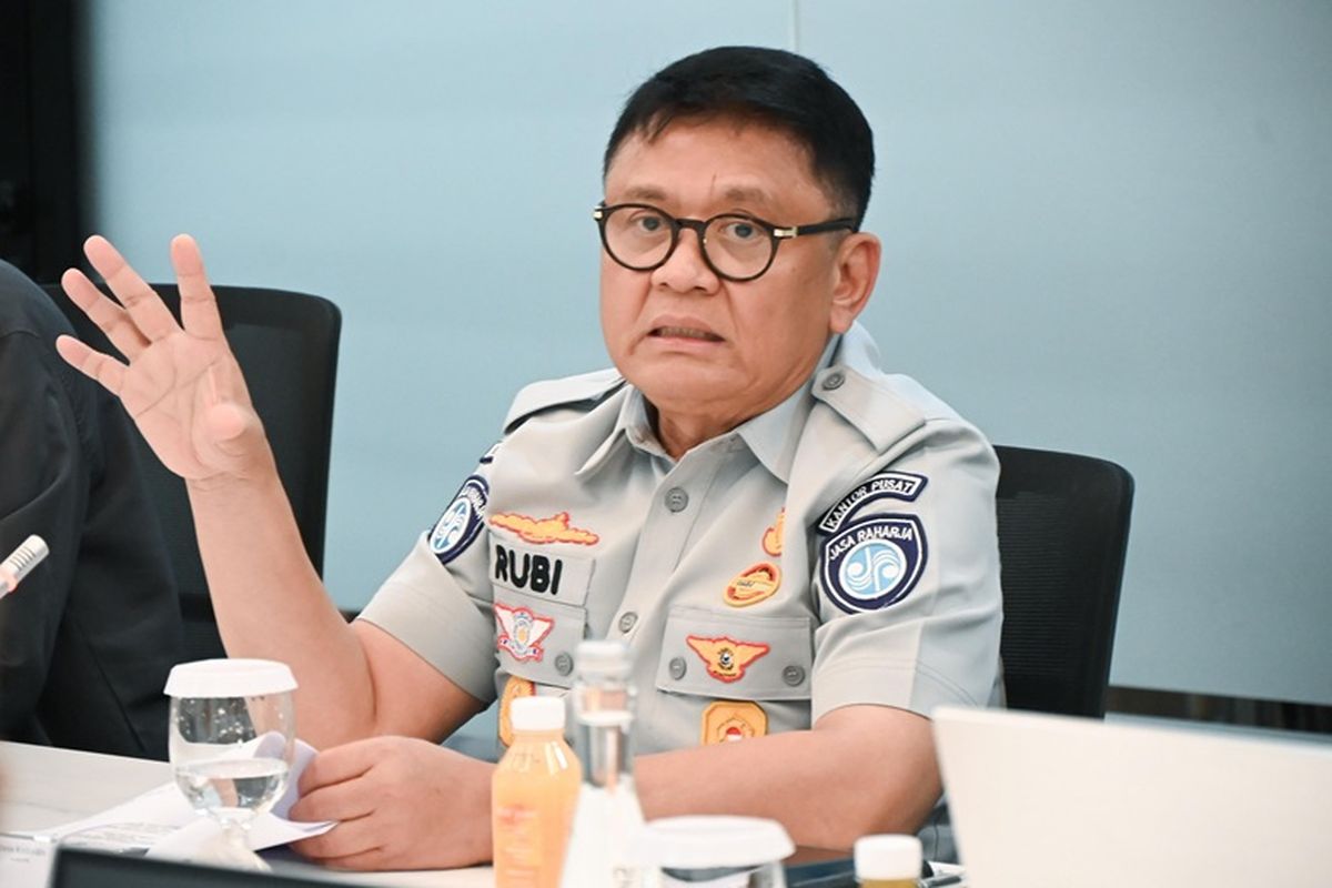 Plt Direktur Utama Jasa Raharja Rubi Handojo memastikan kesiapan Jasa Raharja dalam memberikan pelayanan kepada korban kecelakaan KM Barcelona V di di perairan Pulau Talise, Likupang Barat, Kabupaten Minahasa Utara, Sulawesi Utara, Minggu (20/7/2025) sekitar pukul 13.30 WITA. 