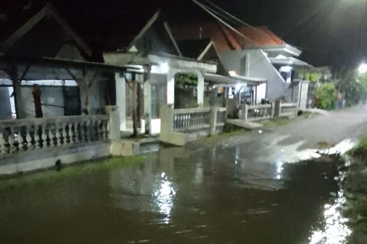 Kondisi salah satu sudut di Desa Dungus, yang turut terdampak banjir akibat luapan Kali Lamong di Kecamatan Cerme, Gresik, Jawa Timur, Selasa (21/2/2023)