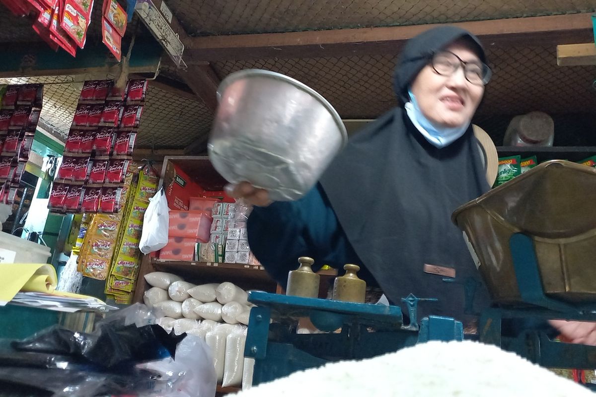 Sriyati pedagang beras Pasar Beringharjo saat ditemui di Beringharjo, Rabu (21/4/2024)