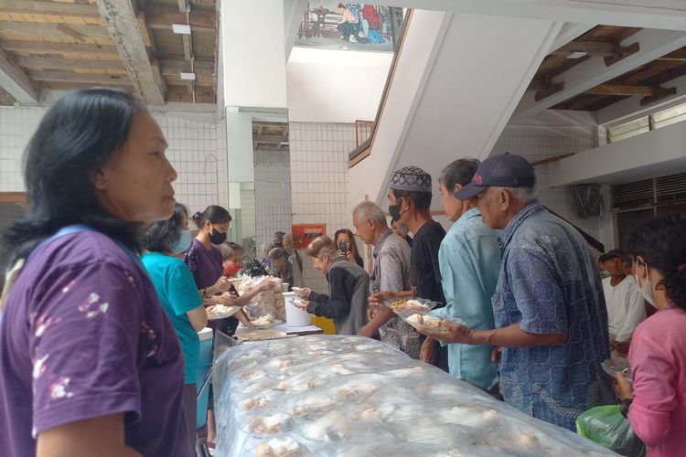 Sejumlah warga sedang mengantre mengambil hidangan makanan Kantin Kebajikan Rasa Dharma, Selasa (27/6/2023).