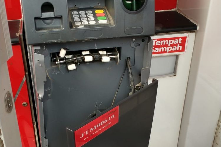 Kondisi mesin ATM Bank Jatim Kediri, Jawa Timur, yang diduga dirusak pencuri, Selasa (12/2/2024).