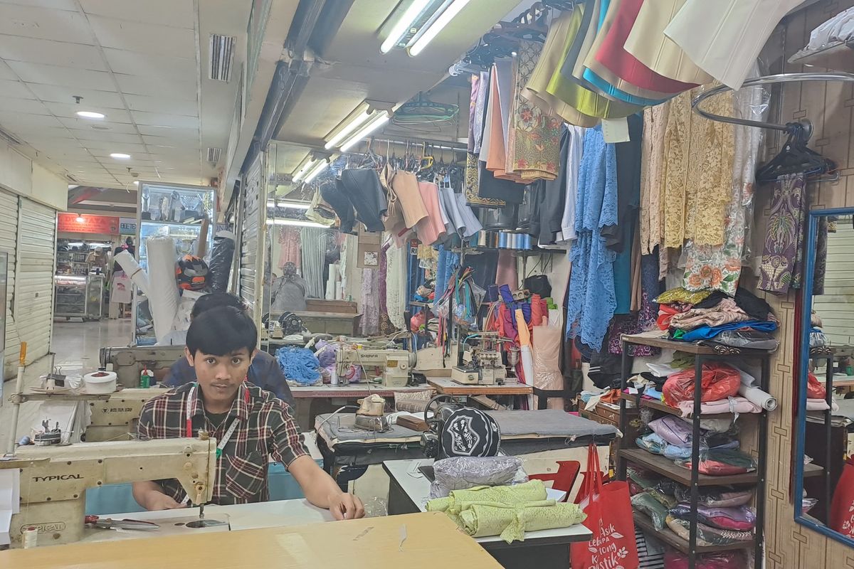 Salah satu toko penjahit yang ada di Blok M Square lantai basement, Senin (18/3/2024)