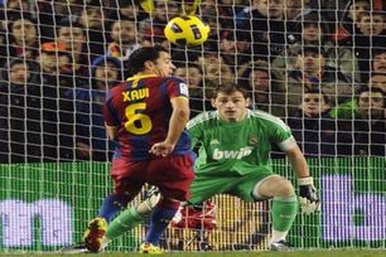 Gelandang Barcelona, Xavi Hernandez, mengontrol bola kiriman Andres Iniesta, sebelum melesakannya ke dalam gawang Real Madrid, dalam lanjutan Liga BBVA, Selasa (30/11/2010) dini hari WIB.
