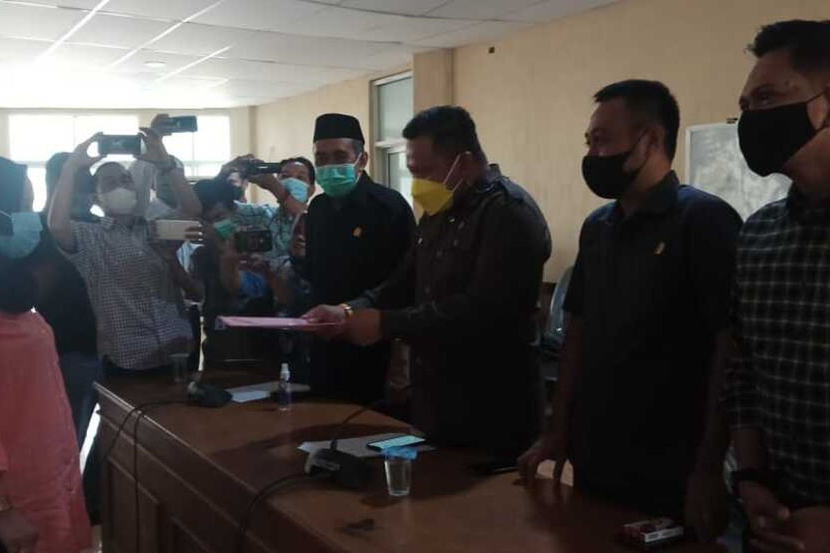 Suasana rapat di Gedung Dewan Perwakilan Rakyat Daerah (DPRD) Kabupaten Bone, Sulawesi Selatan terkait pencopotan seorang guru honor. Senin, (15/2/2021).