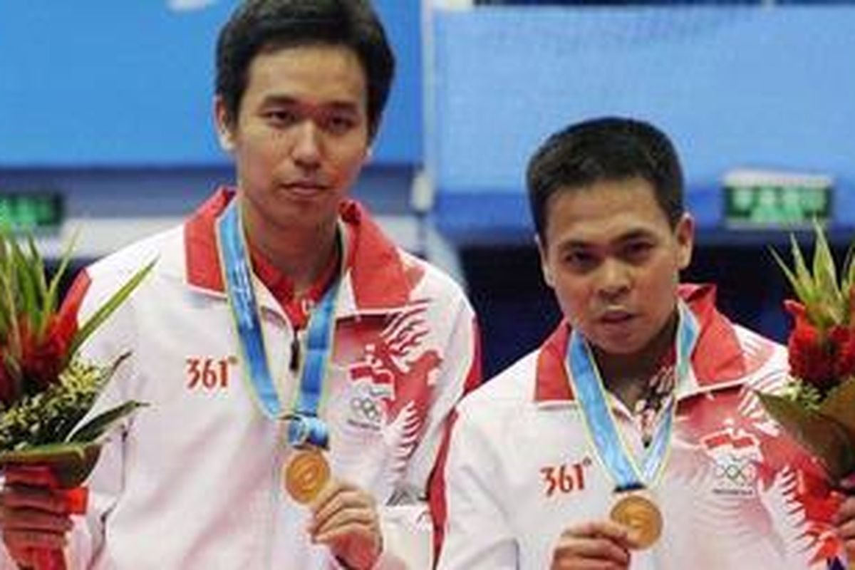 Hendra Setiawan (kiri) dan Markis Kido, menyabet medali emas ganda putra nomor perorangan bulu tangkis Asian Games XVI 2010, setelah di final, Sabtu (20/11/10) kalahkan ganda Malaysia Koo Kien Keat/Tan Boon Heong.
