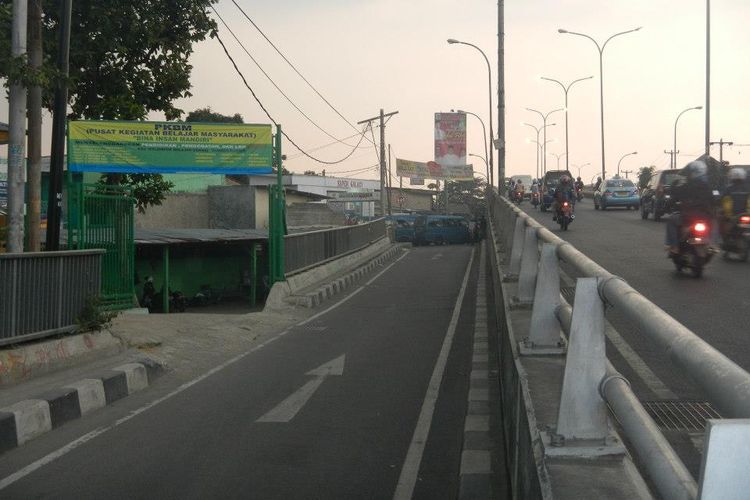 Pintu masuk Sekolah Master disamping Flyover Arief Rahman Hakim