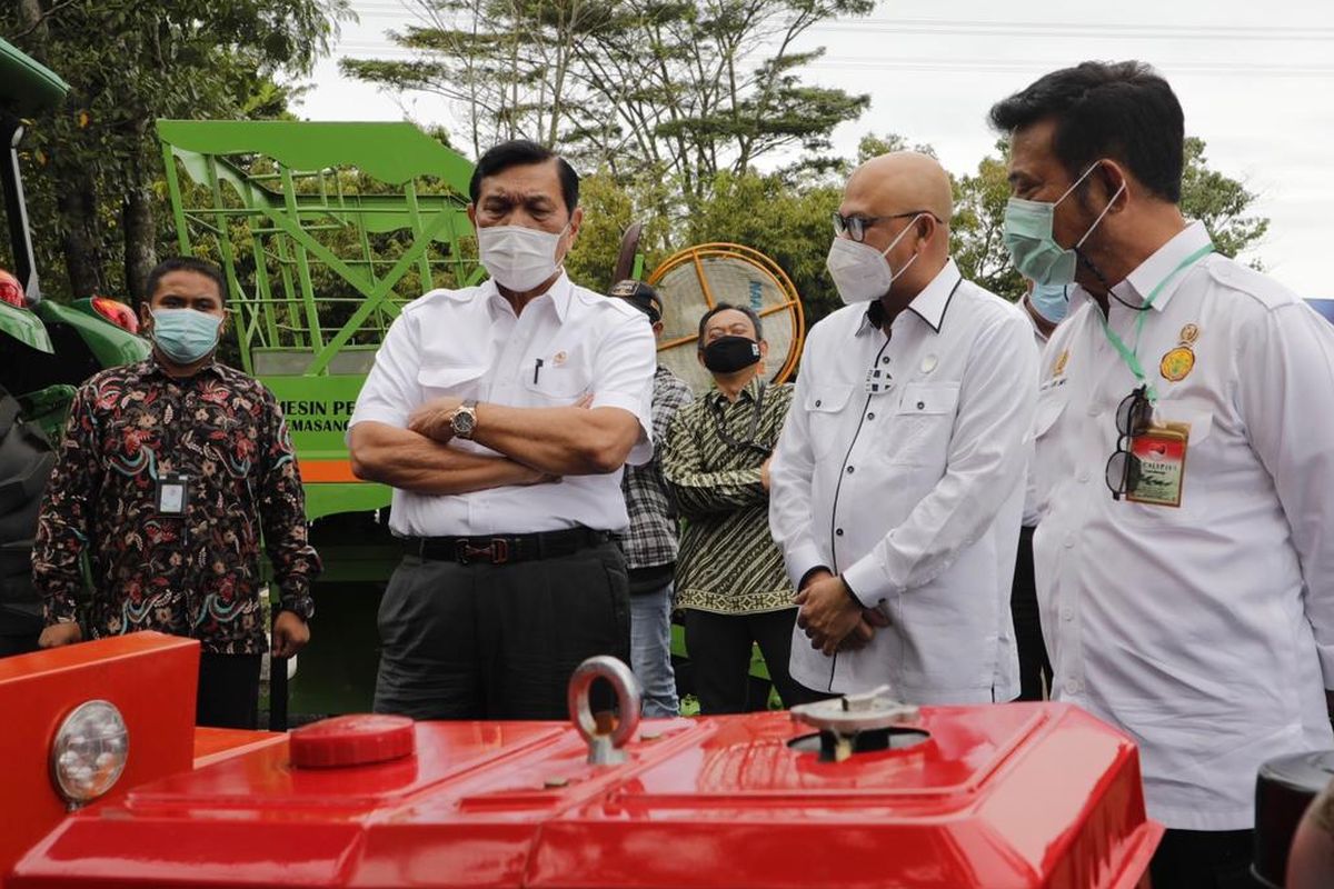 Menko bidang Kemaritiman dan Investasi Luhut Binsar Pandjaitan didampingi Menteri Pertanian Syahrul Yasin Limpo mengunjungi  Balai Besar Pengembangan Mekansiasi Pertanian (BBP Mektan) yang berada di Serpong, Tangerang, Rabu (27/1/2021).