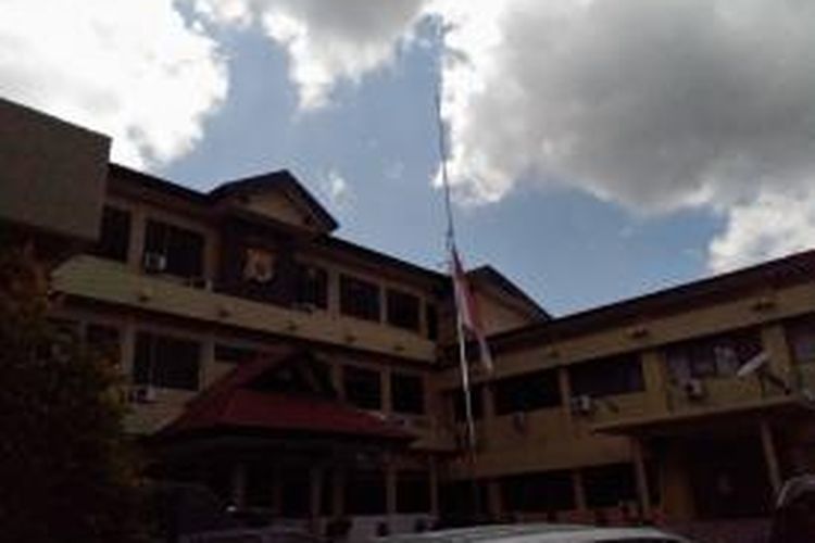 Bendera merah putih dikibarkan setengah tiang di halaman Kantor Polda Maluku, Selasa (5/1/2015). pengibaran bendera merah putih setengah tiang itu dilakukan menyusul tewasnya salah seorang pejabat Polda Maluku, AKBP Martin Mairuhu di desa Suli Kecamatan Salahutu dua hari lalu  