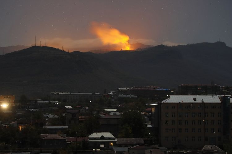 Api dari ledakan di perang Azerbaijan-Armenia terlihat di kota puncak bukit Susha dekat Stepanakert, kota utama di wilayah Nagorno-Karabakh, pada Sabtu (7/11/2020).