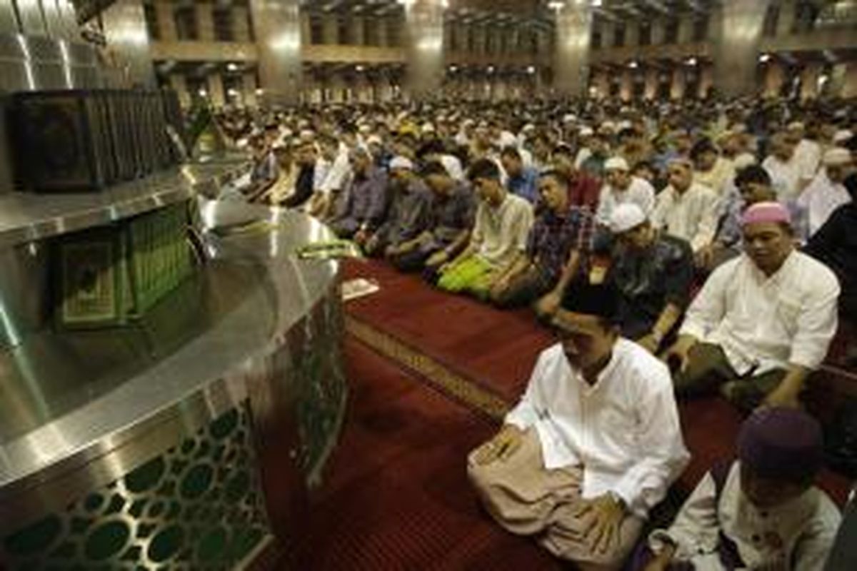 Umat muslim menjalankan ibadah shalat tarawih di Masjid Istiqlal, Jakarta, Selasa (9/7/2013). Pemerintah menetapkan puasa atau 1 Ramadhan 1434 Hijriah jatuh pada Rabu, 10 Juli 2013. 