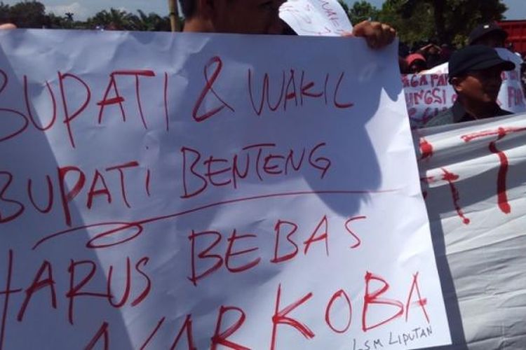 Massa aksi meminta dilakukan pemilihan ulang dalam Pilkada Kabupaten Bengkulu Tengah karena KPU setempat tidak melakukan tes narkoba dengan mengambil sampel darah dan rambut untuk pasangan kandidat bupati dan wakil