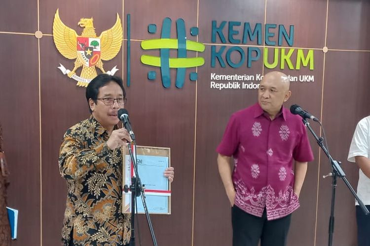 Menteri Koperasi dan UKM Teten Masduki (kanan) dan Kepala BSN Kukuh Syaefudin Achmad (kiri) dalam konferensi pers, Selasa (4/10/2022). Menteri Koperasi dan UKM Teten Masduki mengatakan SNI untuk minyak makan merah membuktikan produk ini dapat dikonsumsi masyarakat.