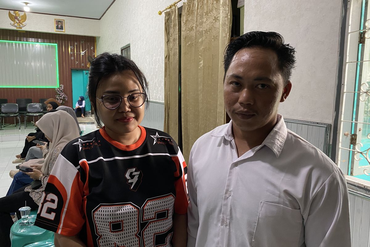 Junaedi (27) dan Sri Hayati (34), pasangan calon pengantin yang mengikuti bimbingan perkawinan di KUA Indramayu, Rabu (1/10/2025).