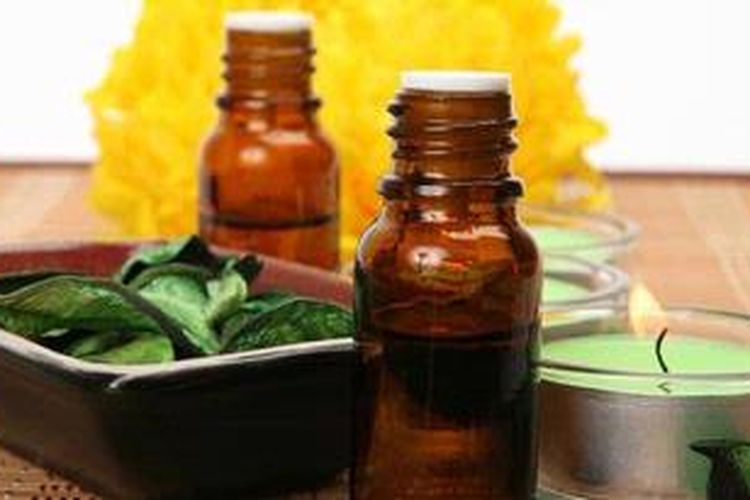 Aromaterapi dikenal sebagai salah satu cara terapi kesehatan yang aman dan nyaman dengan menggunakan minyak esensial atau sari pati hasil ekstrak bunga, daun, buah dan bagian lain tumbuh-tumbuhan. Senyawa aromatik yang menjadi kandungan utamanya dapat mempengaruhi suasana hati atau kesehatan.