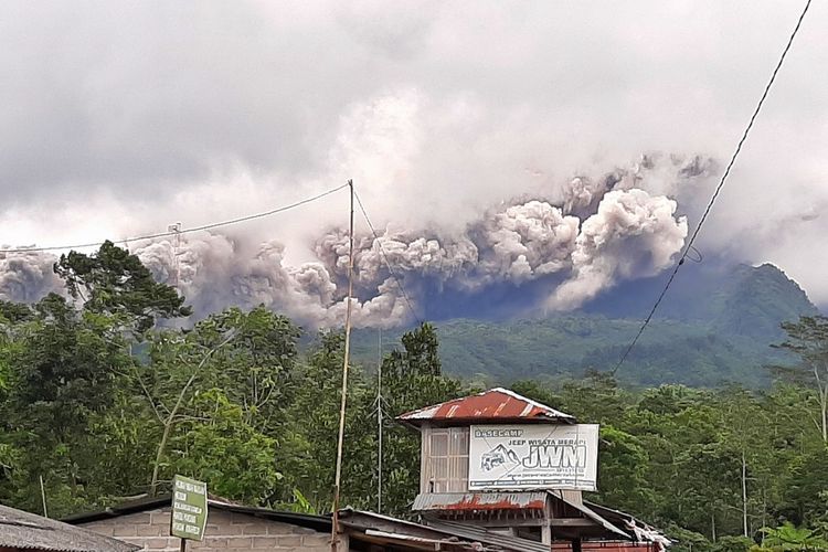 Luncuran awan panas guguran Gunung Merapi yang terjadi 27 Januari 2021 sekitar pukul 13.30 WIB terpantau dari Ngrangkah, Umbulharjo, Cangkringan, Sleman