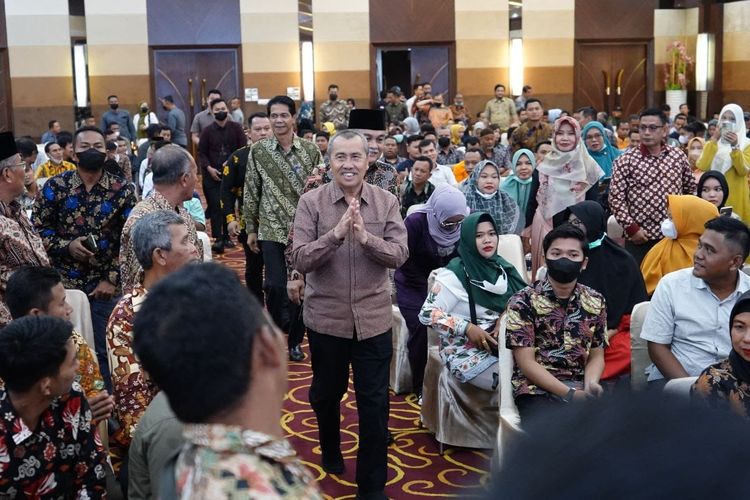 Gubernur Riau (Gubri) Syamsuar dalam acara silaturahmi bersama Forum BUMDes Provinsi Riau di Auditorium Menara Dang Merdu Bank Riau Kepri (BRK) Syariah, Sabtu (15/10/2022).
