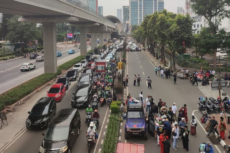 Kepadatan arus lalu lintas terjadi di Jalan HR Rasuna Said, tepat di depan gedung Hotel JS Luwansa, Setiabudi, Jakarta Selatan, imbas adanya aksi unjuk rasa di sekitar Kedutaan Besar (Kedubes) India, Jumat (17/6/2022) siang.
