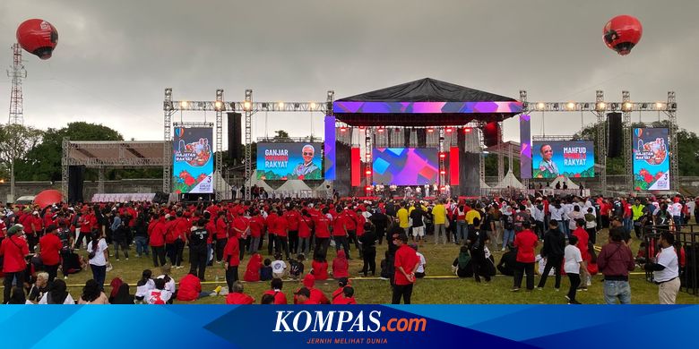 Diguyur Hujan Deras, Massa Kampanye Akbar Ganjar-Mahfud di Solo Tetap Penuhi Venue Acara