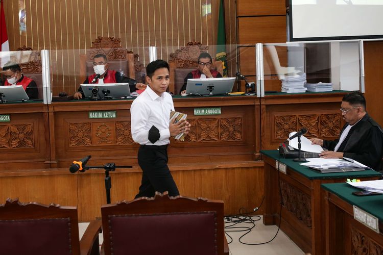 Terdakwa kasus pembunuhan berencana terhadap Nofriansyah Yosua Hutabarat atau Brigadir J, Richard Eliezer atau Bharada E menjalani sidang di Pengadilan Negeri (PN) Jakarta Selatan, Senin (21/11/2022). Pada sidang hari ini, Jaksa Penuntut Umum (JPU) menghadirkan 11 orang saksi untuk terdakwa Richard Eliezer atau Bharada E, Ricky Rizal dan Kuat Ma'ruf.