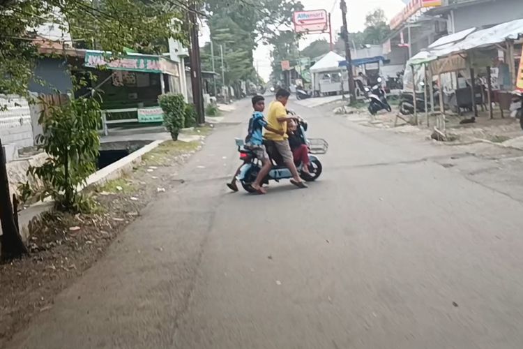 Anak kecil main sepeda listrik