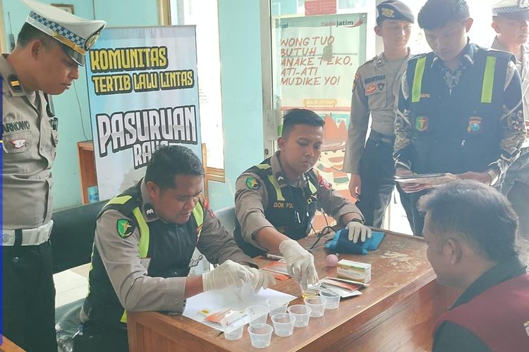 Polres Pasuruan Cek Urine Sopir Jelang Nataru, 1 Terbukti 