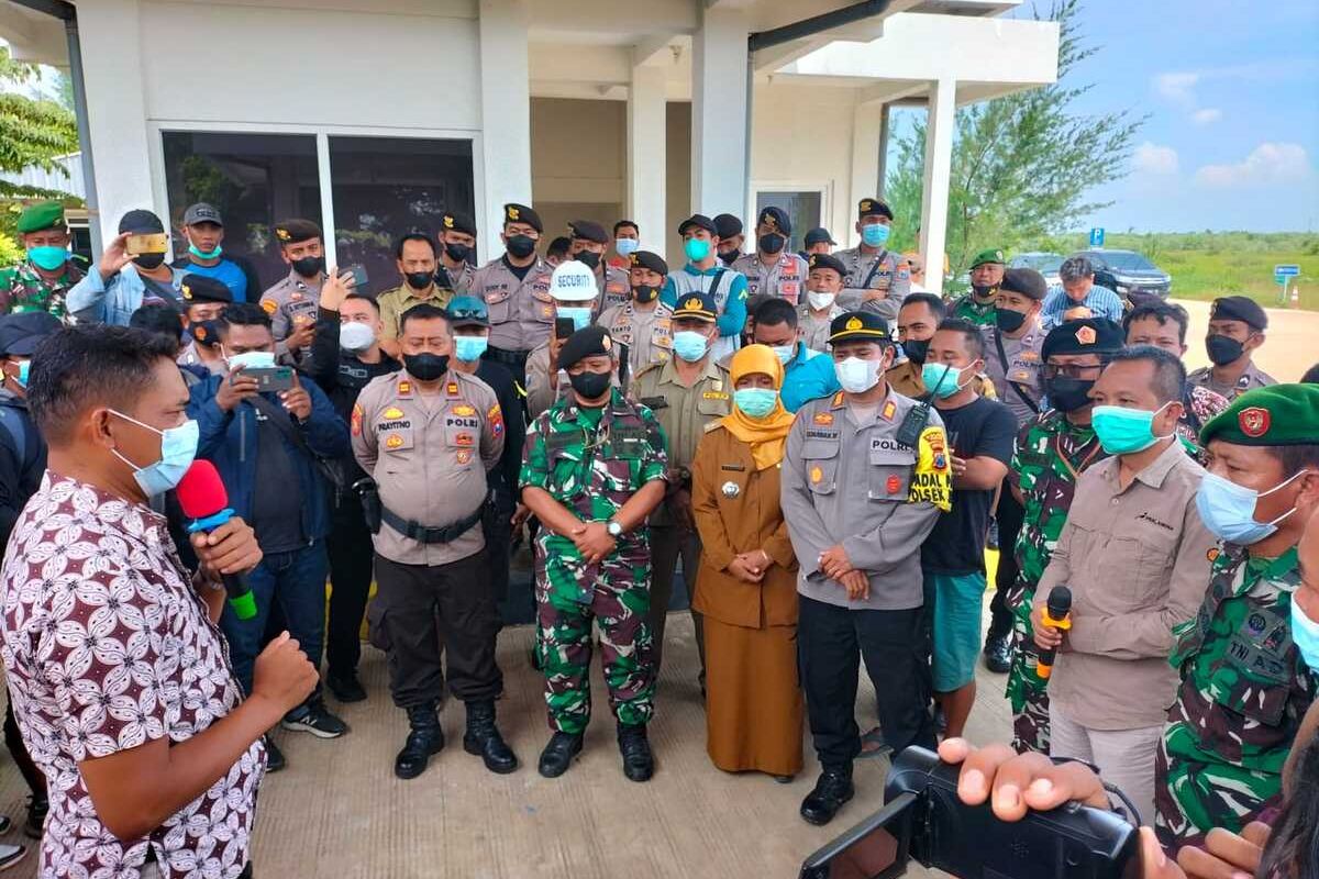 Warga sekitar lokasi proyek pembangunan kilang minyak Tuban berunjukrasa di depan kantor perwakilan PT Pertamina GRR Tuban