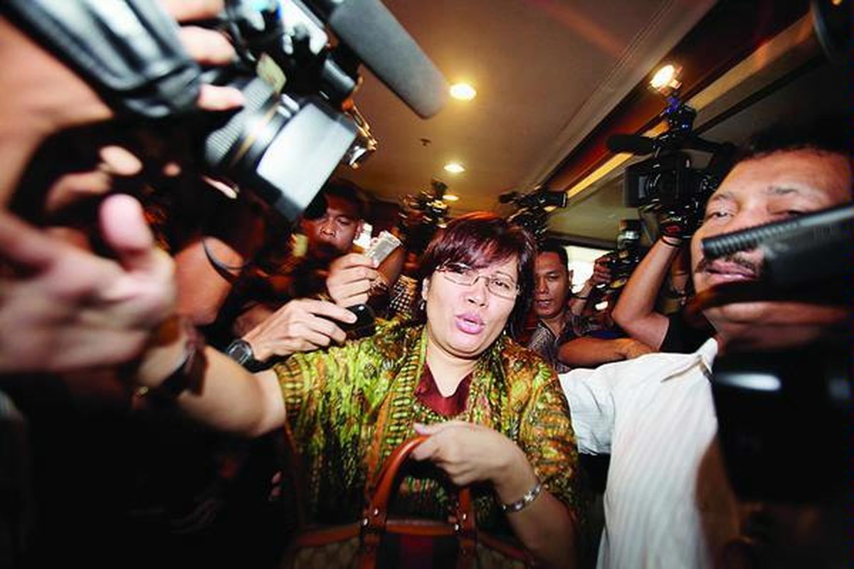 Mindo Rosalina Manulang meninggalkan ruang Pengadilan Tindak Pidana Korupsi Jakarta karena batal memberikan kesaksian untuk terdakwa Muhammad Nazaruddin, Rabu (4/1). Majelis hakim batal mendengarkan keterangan saksi karena terdakwa yang  mantan Bendahara Umum Partai Demokrat tersebut mengeluh mual di awal persidangan.