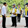 Di Trenggalek, Jokowi Bujuk Menteri PUPR Beli Sepatu Warna Kuning untuk Naik Motor