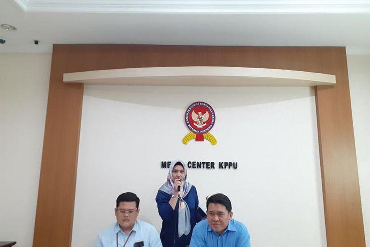 Komisioner KPPU Guntur Saragih (kanan) saat melakukan konferensi pers soal kartel masker akibat virus corona di Jakarta, Selasa (3/3/2020).