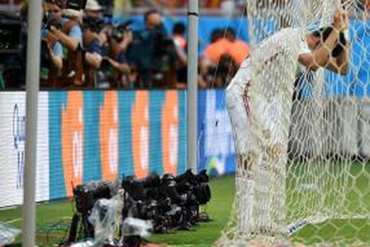 Penyerang Spanyol Diego Costa, tertunduk setelah gol dicetak oleh Belanda dalam laga Grup B Piala Dunia di Fonte Nova Arena di Salvador, Jumat (13/6/2014).