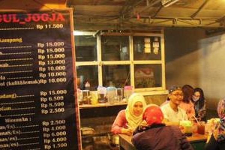 Warung Sogul di Jalan C. Simanjuntak no. 24 A Terban Yogyakarta, menyediakan menu sop dan gulai.