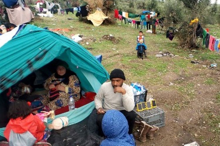 Keluarga migran di sebuah kamp di kepulauan Lesbos, Yunani.