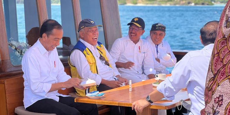 Presiden Joko Widodo berbincang dengan sejumlah pejabat di atas kapal pinisi dalam perjalanan menuju Pulau Rinca, Nusa Tenggara Timur, dari Labuan Bajo, Kamis (21/7/2022).