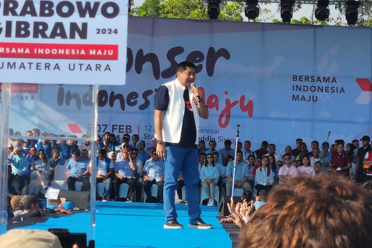 Politikus Maruarar Sirait ikut mendampingi capres-cawapres nomor urut 2 Prabowo Subianto-Gibran Rakabuming Raka kampanye bertajuk Konser Indonesia Maju di Stadion Baharoeddin, Deli Serdang, Sumatera Utara (Sumut), Rabu (7/2/2024).