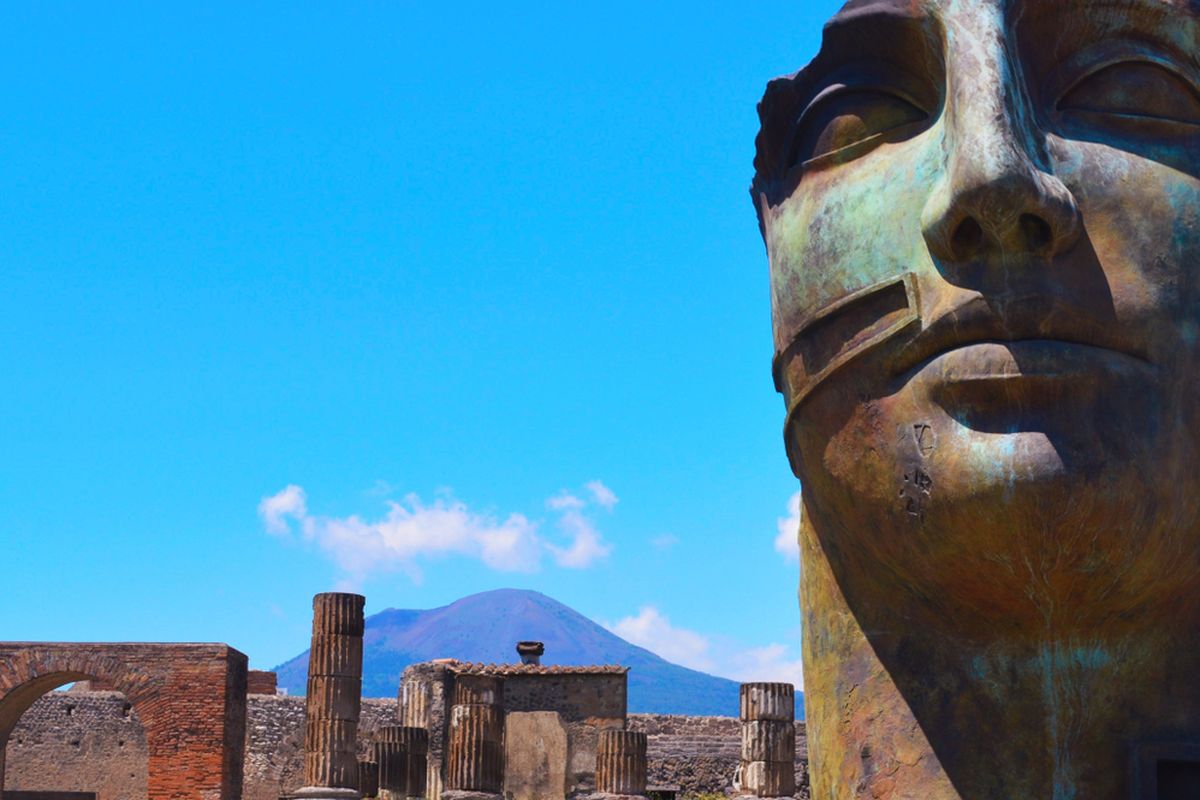 Ilustrasi reruntuhan Kota Pompeii yang hancur karena erupsi Gunung Vesuvius 79 SM. Kota penting bagi bangsa Romawi kuno.