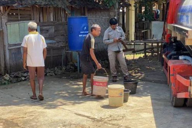 Warga menerima bantuan air bersih di Kalurahan Jetis, Saptosari, Gunungkidul, DI Yogyakarta