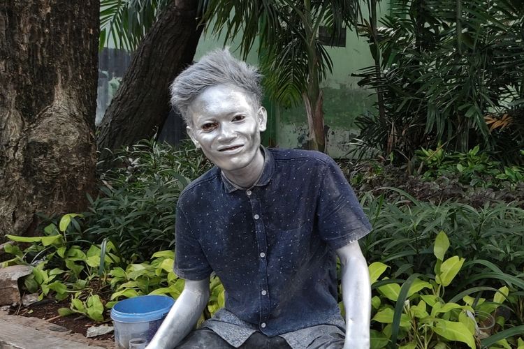 Ardi (23), seorang manusia silver yang ditemui di kawasan Gelora, Jakarta Pusat, Senin (16/11/2020).