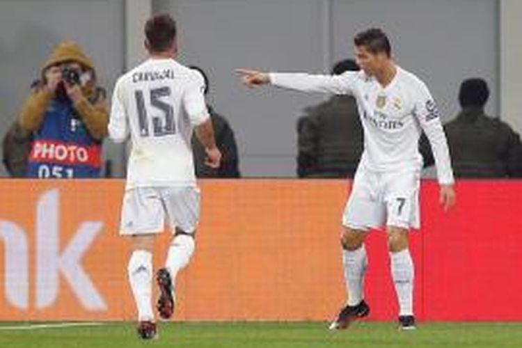 Cristiano Ronaldo merayakan gol Real Madrid ke gawang Shakhtar Donetsk bersama Daniel Carvajal pada lanjutan Liga Champions Grup A di Arena Lviv, Rabu (25/11/2015). 